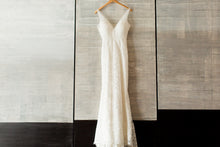 Load image into Gallery viewer, essence of australia &#39;D2474&#39; wedding dress size-04 PREOWNED
