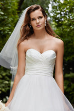 Load image into Gallery viewer, Watters &#39;Selena&#39; size 4 used wedding dress front view on model
