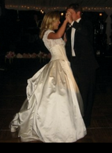 Load image into Gallery viewer, Reem Acra &#39;The Gupsy&#39; size 4 used wedding dress side view on bride
