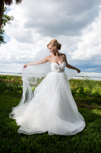 Load image into Gallery viewer, Hayley Paige &#39;Londyn&#39; - Hayley Paige - Nearly Newlywed Bridal Boutique - 2
