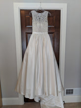 Load image into Gallery viewer, Allure &#39;9152&#39; size 8 new wedding dress front view on hanger
