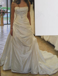 Anjolique Bridal '1010' size 8 new wedding dress front view on bride
