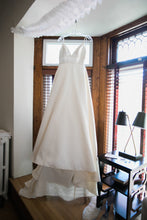 Load image into Gallery viewer, Wtoo &#39;Opaline&#39; wedding dress size-04 PREOWNED

