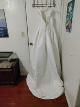 Load image into Gallery viewer, David&#39;s Bridal &#39;WG3979&#39; wedding dress size-14 NEW
