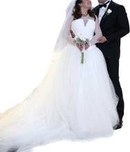 Load image into Gallery viewer, Vera Wang &#39;121616 - Fernanda&#39; wedding dress size-10 PREOWNED

