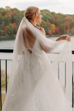 Load image into Gallery viewer, Vow&#39;d &#39;Acapella&#39; wedding dress size-04 PREOWNED
