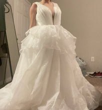 Load image into Gallery viewer, Blissgown &#39;Classic&#39; wedding dress size-04 NEW
