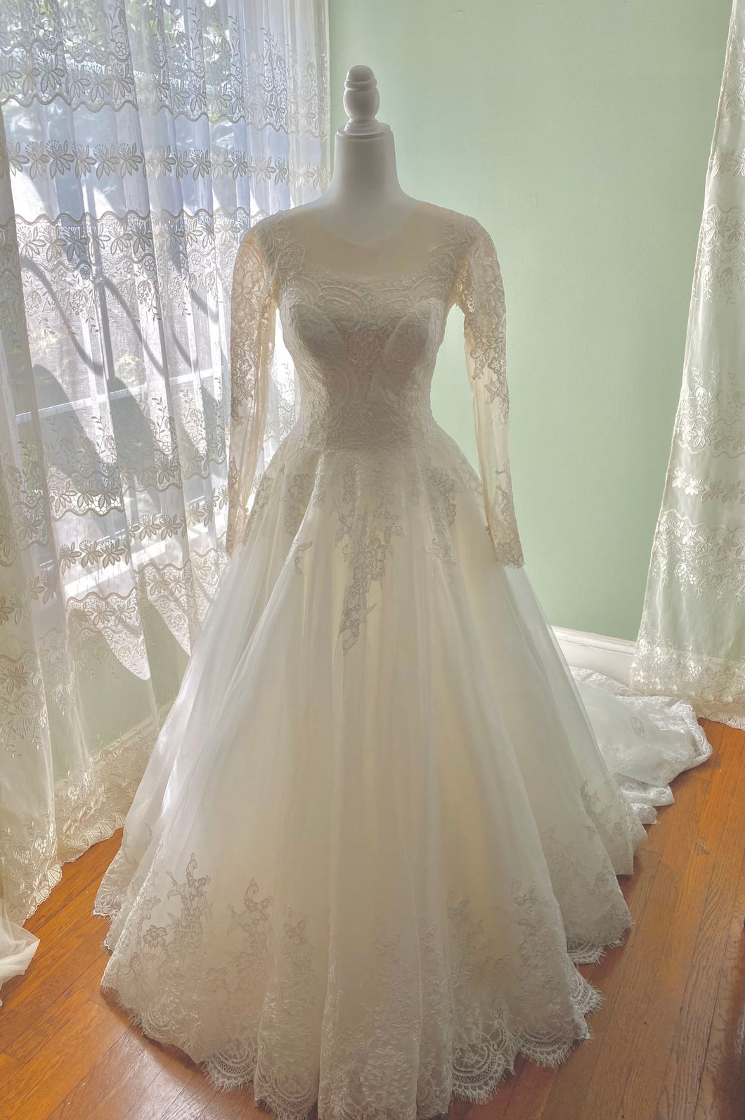Allure Bridals '9366' wedding dress size-06 NEW
