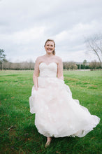 Load image into Gallery viewer, Martina Liana &#39;821&#39; wedding dress size-14 PREOWNED
