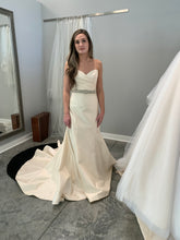 Load image into Gallery viewer, Romona Keveza &#39;Legends Collection L904&#39; wedding dress size-04 NEW
