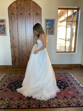 Load image into Gallery viewer, Made With Love &#39;Max&#39; wedding dress size-04 NEW
