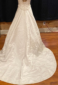 9354 '3500' wedding dress size-04 PREOWNED