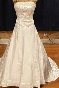 9354 '3500' wedding dress size-04 PREOWNED