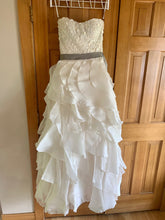 Load image into Gallery viewer, Jim Hjelm &#39;8962&#39; wedding dress size-08 PREOWNED
