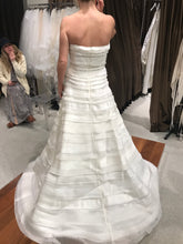 Load image into Gallery viewer, Carolina Herrera &#39;N/A&#39; wedding dress size-12 PREOWNED
