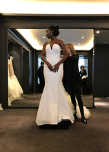 Load image into Gallery viewer, Vera Wang &#39;111817&#39; wedding dress size-06 PREOWNED
