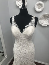 Load image into Gallery viewer, Mori Lee &#39;8115&#39; wedding dress size-04 PREOWNED
