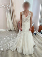 Load image into Gallery viewer, The Bridal Room &#39;A-Line&#39; wedding dress size-00 PREOWNED
