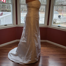 Load image into Gallery viewer, eden bridal &#39;N/A&#39; wedding dress size-16 NEW
