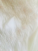 Load image into Gallery viewer, Davids Bridal &#39;T9251&#39; wedding dress size-10 PREOWNED
