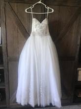 Load image into Gallery viewer, Casablanca &#39;Celebrate Forever &#39; wedding dress size-00 PREOWNED
