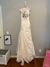 Load image into Gallery viewer, La Soie Bridal &#39;11611&#39; size 6 new wedding dress back view on hanger
