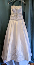 Load image into Gallery viewer, Oleg Cassini &#39;CWG357WHITE&#39; wedding dress size-06 PREOWNED
