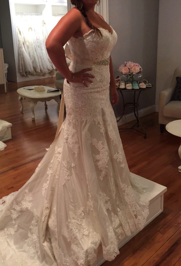 Essense of Australia 'D1617' size 16 new wedding dress side view on bride