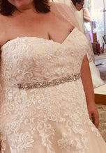 Load image into Gallery viewer, Alfred Angelo &#39;3010&#39; size 24 new wedding dress front view close up 
