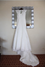 Load image into Gallery viewer, Cosmobella &#39;Milano&#39; wedding dress size-08 PREOWNED
