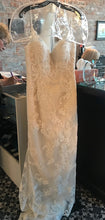 Load image into Gallery viewer, Casablanca &#39;1975&#39; wedding dress size-04 NEW
