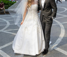 Load image into Gallery viewer, Carolina Herrera &#39;Reign&#39; wedding dress size-02 PREOWNED
