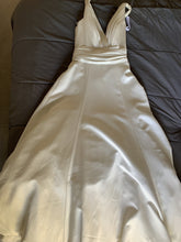 Load image into Gallery viewer, David&#39;s Bridal &#39;Oleg Cassini Collection &#39; wedding dress size-02 PREOWNED
