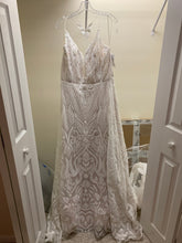Load image into Gallery viewer, Hayley Paige &#39;1571 delta&#39; wedding dress size-10 NEW
