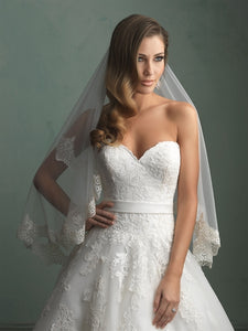 Allure Bridals '9114' size 2 used wedding dress front view close up