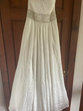 Load image into Gallery viewer, Essense of Australia &#39;D996&#39; wedding dress size-06 PREOWNED
