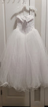 Load image into Gallery viewer, David&#39;s Bridal &#39;T8017&#39; wedding dress size-02 NEW
