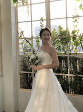 Load image into Gallery viewer, Vera Wang &#39;Vera Wang one shoulder wedding dress&#39; wedding dress size-02 NEW
