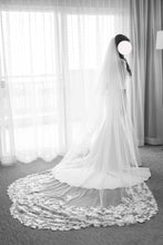 Load image into Gallery viewer, Jenny Yoo &#39;Bennett Gown&#39; wedding dress size-06 PREOWNED
