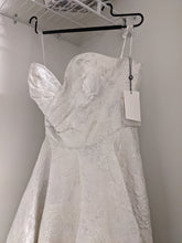 Load image into Gallery viewer, unknown &#39;The secret dress&#39; wedding dress size-06 NEW
