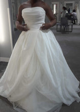 Load image into Gallery viewer, David&#39;s Bridal &#39;Organza&#39; wedding dress size-08 PREOWNED
