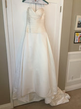Load image into Gallery viewer, Casablanca &#39;1881&#39; size 6 used wedding dress front view on hanger
