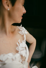 Load image into Gallery viewer, Oscar de la Renta &#39;Spring 2022 Look 7&#39; wedding dress size-02 PREOWNED
