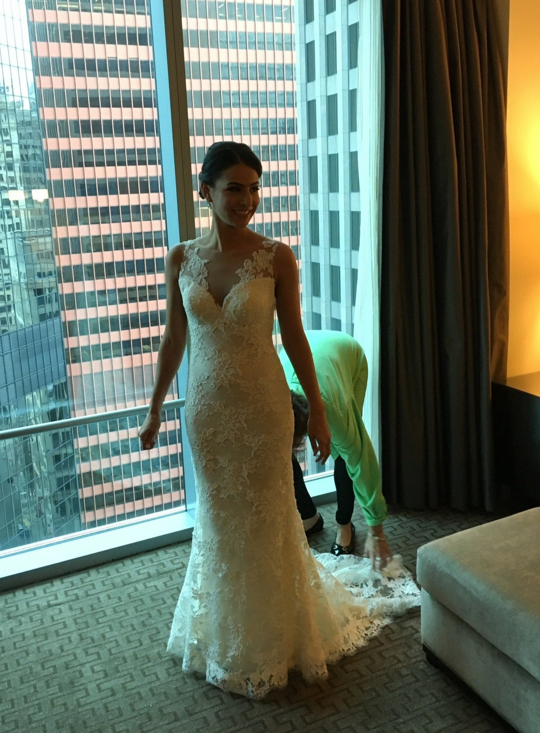 Amsale 'Elegant lace' wedding dress size-04 PREOWNED