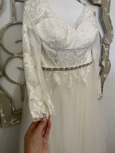 Load image into Gallery viewer, David&#39;s Bridal &#39;WG3831&#39; wedding dress size-14 NEW
