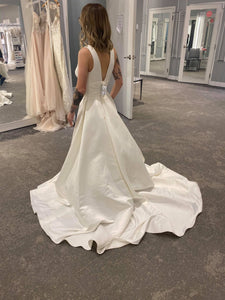 David's Bridal 'V3848' wedding dress size-00 NEW