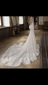 Berta '15-110' size 0 used wedding dress back view on bride