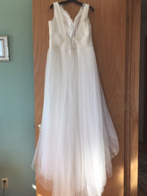 Load image into Gallery viewer, alfred angelo &#39;8560W&#39; wedding dress size-18W PREOWNED
