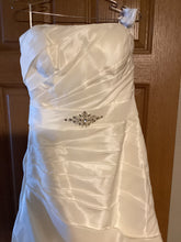 Load image into Gallery viewer, Da vinci &#39;50012&#39; wedding dress size-14 PREOWNED
