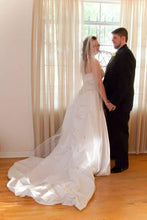 Load image into Gallery viewer,  &#39;Ball gown princess dress&#39; wedding dress size-10 PREOWNED
